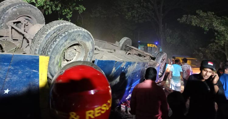 ঈশ্বরদীতে মাঝরাতে মহাসড়কে বাস উল্টে ১৬ যাত্রী আহত