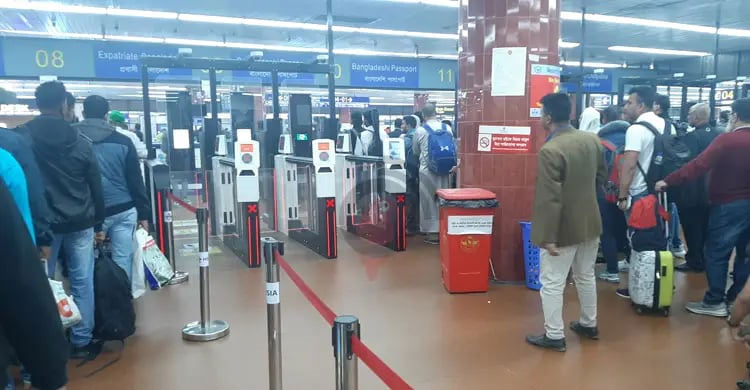 শাহজালালে বন্ধ ই-গেট সেবা, ইমিগ্রেশনে সেই আগের ভোগান্তি