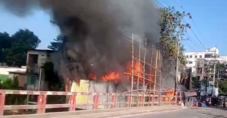 চাঁদপুরে সিলিন্ডার লিকেজের আগুনে ৭ দোকান পুড়ে ছাই