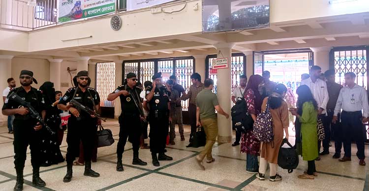 কালোবাজারি ঠেকাতে পেছনের ৩ গেট খোলা রেখে মূল ফটকে অভিযান