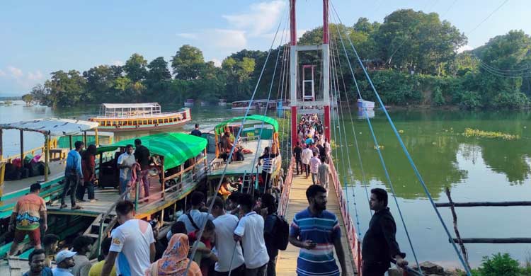 পর্যটকদের পদচারণায় মুখর রাঙ্গামাটির ঝুলন্ত সেতু