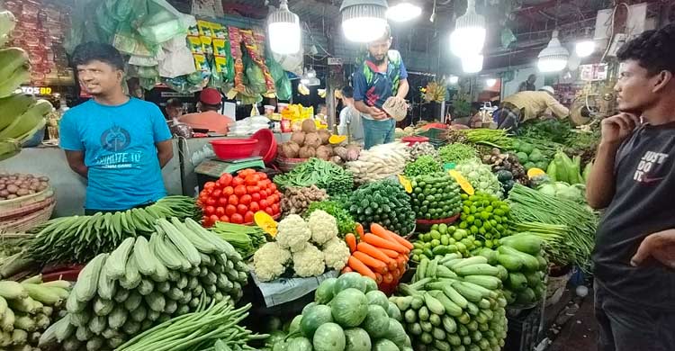 সবজির দাম না কমতেই বাড়ছে পেঁয়াজের দাম