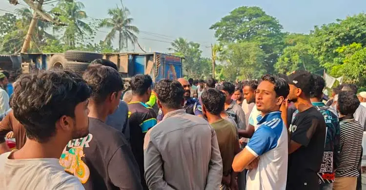 পাবনায় ট্রাকচাপায় দুই স্কুলছাত্রসহ নিহত ৩