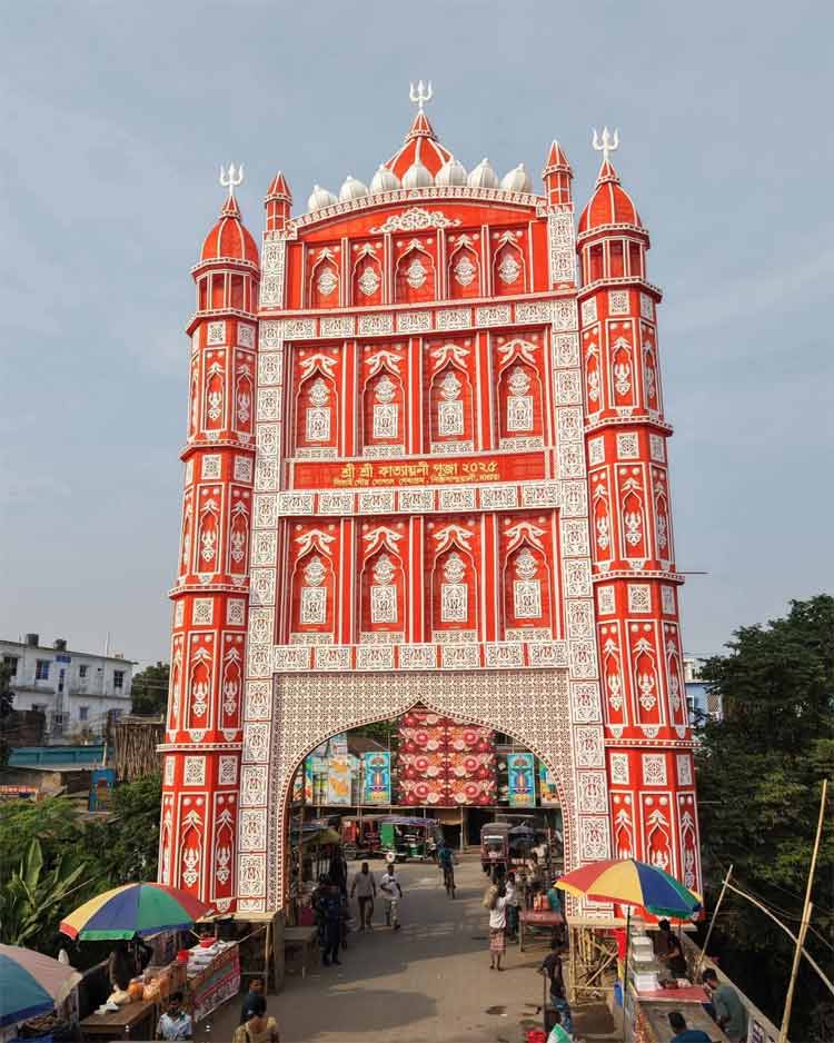 মাগুরায় নজর কেড়েছে ৯০ ফুট উচ্চতার তোরণ