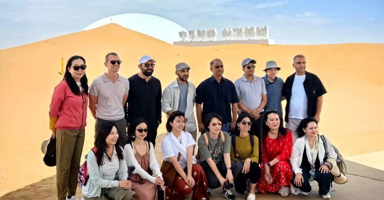 তাঁবুর হোটেল, উটে চড়া, ছাগলের চামড়ার ভেলা, এবং অন্যান্য