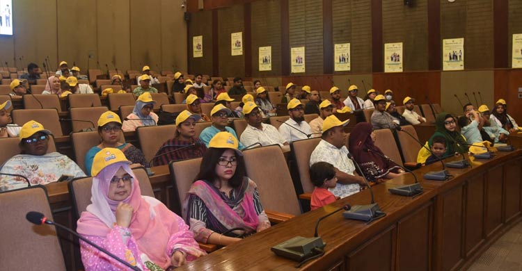 গুজব ঠেকাতে সন্তানদের টাইফয়েডের টিকা দিলেন কর্মকর্তা-কর্মচারীরা