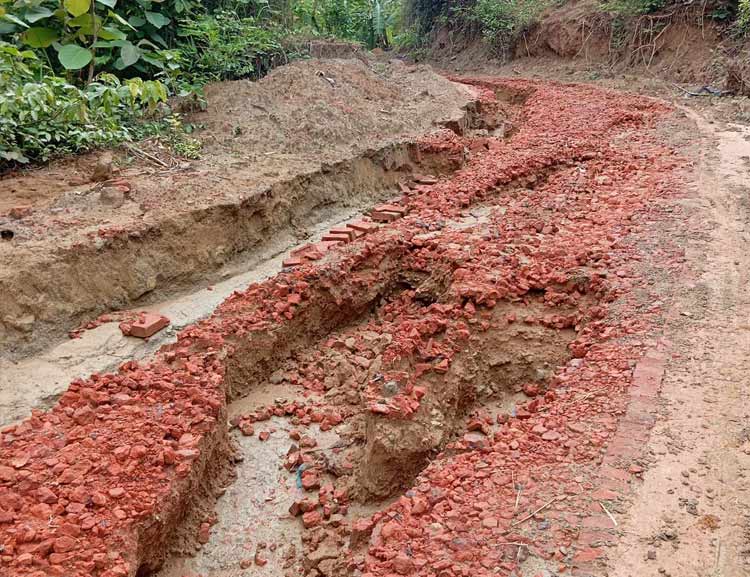 ভারী বর্ষণে ধসে পড়া পাহাড়ি সড়ক সংস্কার হয়নি ৫ মাসেও