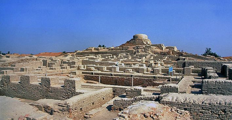 মহেনজো দারো। এক প্রাচীন শহর, যেখানে সুশৃঙ্খল রাস্তা ও ড্রেনেজ ব্যবস্থায় দেখা যায় আধুনিক নগর পরিকল্পনার ছাপ। হাজার বছরের পুরোনো এই নগর পরিকল্পনা আজও বিস্ময় সৃষ্টি করে। ছবি/সংগৃহীত