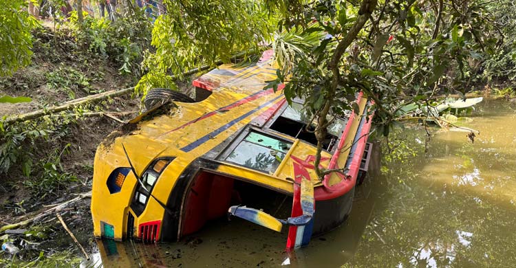 রাজবাড়ীতে থেমে থাকা বাসে অন্য বাসের ধাক্কা, আহত ১৫