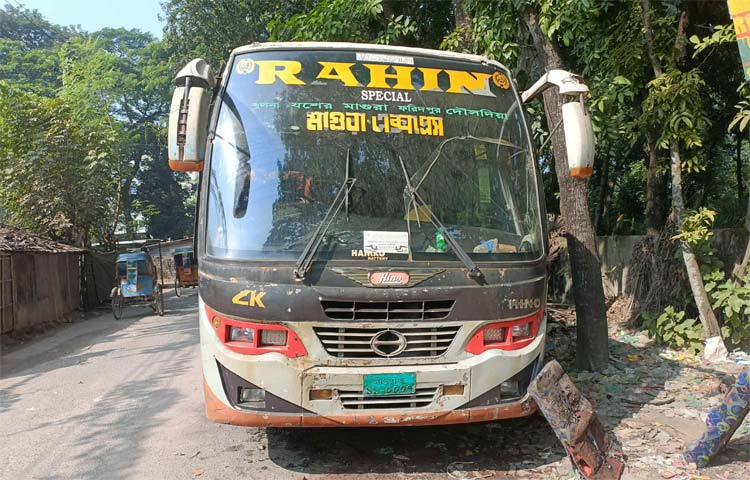 যশোরে থেমে থাকা বাসে দুর্বৃত্তদের আগুন