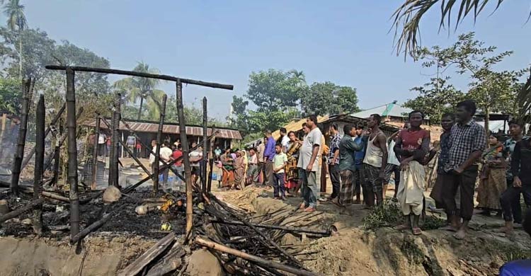 রান্নাঘরের আগুনে পুড়ে ছাই ১৪ ঘর