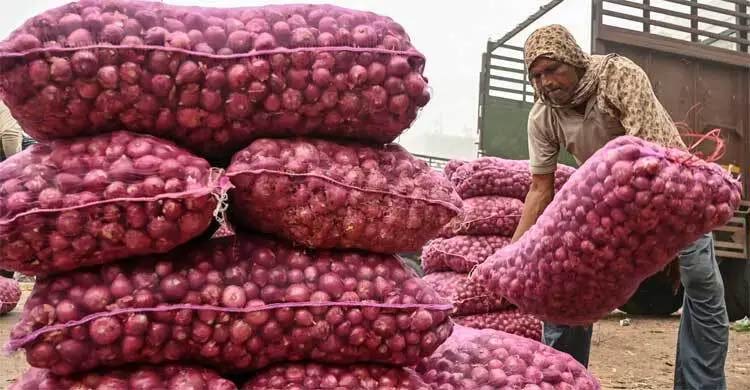 কমেনি পেঁয়াজের দাম, সরবরাহ বাড়ছে শীতের সবজির