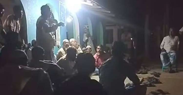 টেকনাফে ডাকাত আতঙ্ক: মসজিদে রাত কাটে নারীদের, পাহারায় স্থানীয়রা