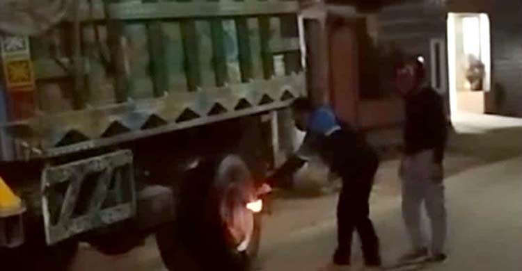 ট্রাকে ঘুমাচ্ছিলেন চালক-হেলপার, ‘জয় বাংলা’ স্লোগান দিয়ে আগুন