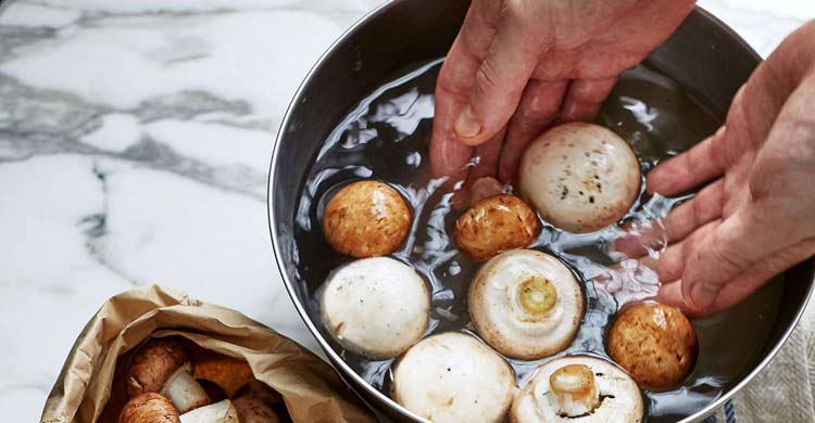 মাশরুম পরিষ্কারের সহজ কৌশল