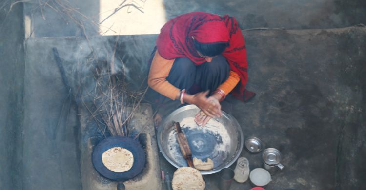 রান্নার ধোঁয়ায় বাড়তে পারে সিওপিডির ঝুঁকি