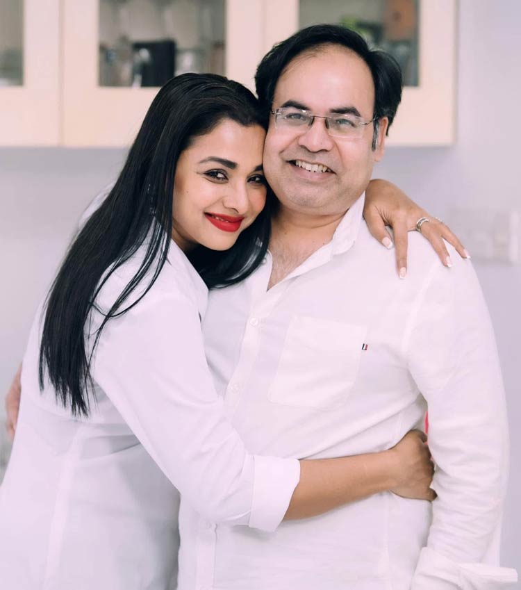 পারিবারিক ছবি প্রকাশ করে প্রশংসিত রুনা খান