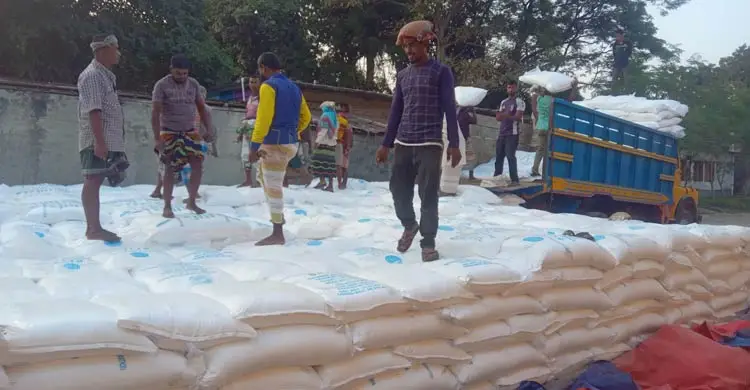 জয়পুরহাটে সার সংকট, বিপাকে কৃষক