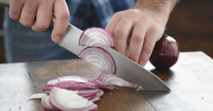 পেঁয়াজ কাটলে চোখে পানি আসে কেন