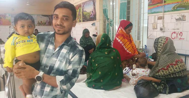 শীতের শুরুতেই শিশু রোগীতে ঠাসা মিরসরাই স্বাস্থ্য কমপ্লেক্স