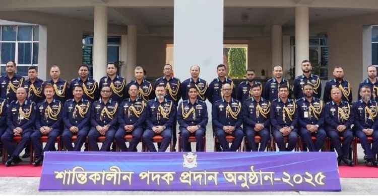 বিমানবাহিনীর শান্তিকালীন পদক পেলেন ৪০ কর্মকর্তা ও বিমানসেনা