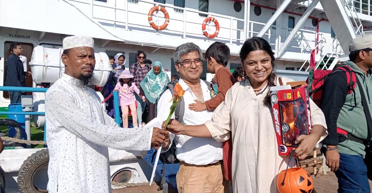 ৯ মাস পর সেন্টমার্টিন গেলো জাহাজ, পর্যটকদের ফুল দিয়ে বরণ