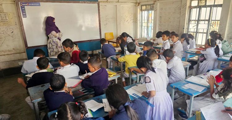 ফেনীতে শিক্ষক ছাড়াই বার্ষিক পরীক্ষা দিলো শিশুরা