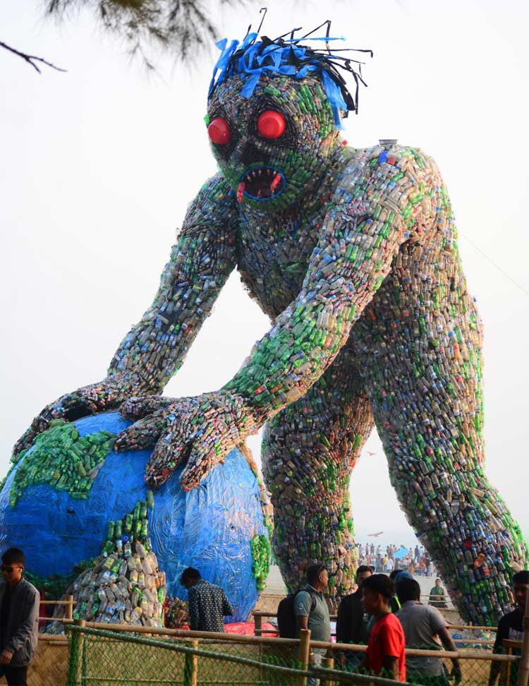 কক্সবাজার সৈকত বেলাভূমিতে ৪৫ ফুটের প্লাস্টিক দানব