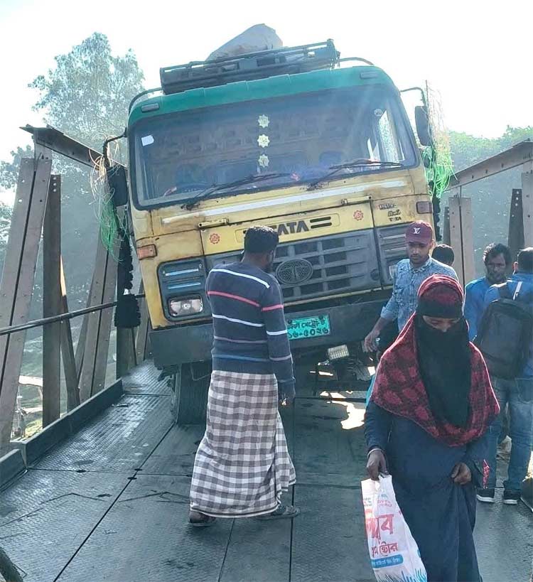 বেইলি সেতুর পাটাতন ভেঙে ঝুলে আছে ট্রাক, যোগাযোগ বন্ধ