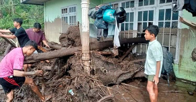 ভয়াবহ বন্যায় বিপর্যস্ত ইন্দোনেশিয়ার আচেহ প্রদেশ