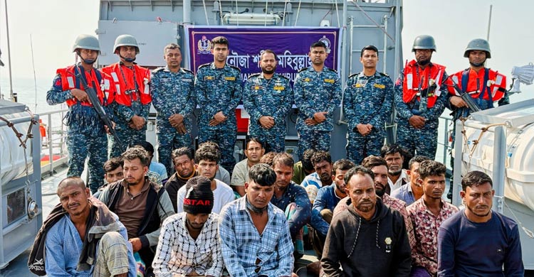 মিয়ানমারে সিমেন্ট পাচারের চেষ্টা, ধাওয়া দিয়ে ধরলো নৌবাহিনীর জাহাজ