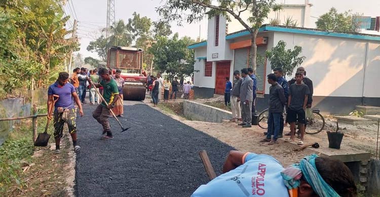 চাঁদাবাজদের ভয়ে পুলিশ পাহারায় কাজ শেষ করলেন ঠিকাদার