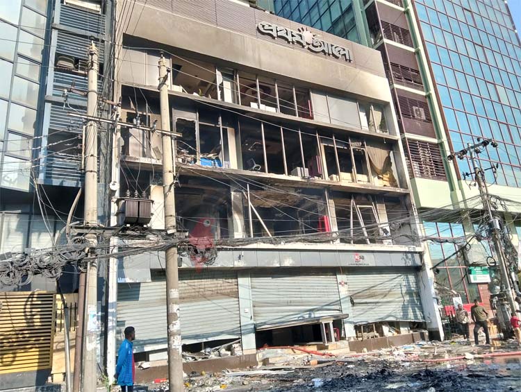 এখনো উড়ছে ধোঁয়া, প্রথম আলো ও ডেইলি স্টার ভবন ধ্বংসস্তূপ