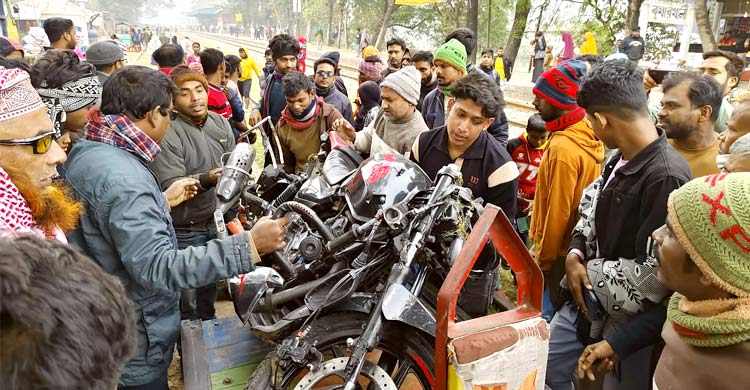 মোটরসাইকেলে ট্রেনের ধাক্কা, লাফিয়ে বাঁচলেন যুবদল নেতা