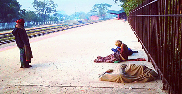 কেমন আছে চায়ের শহরে রেল স্টেশনে থাকা মানুষগুলো