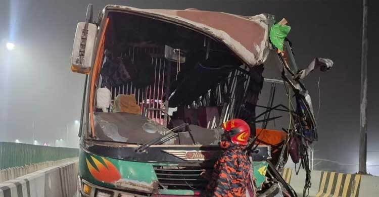 ঢাকা-মাওয়া এক্সপ্রেসওয়েতে যাত্রীবাহী বাস-ট্রাকের সংঘর্ষ, আহত ১০