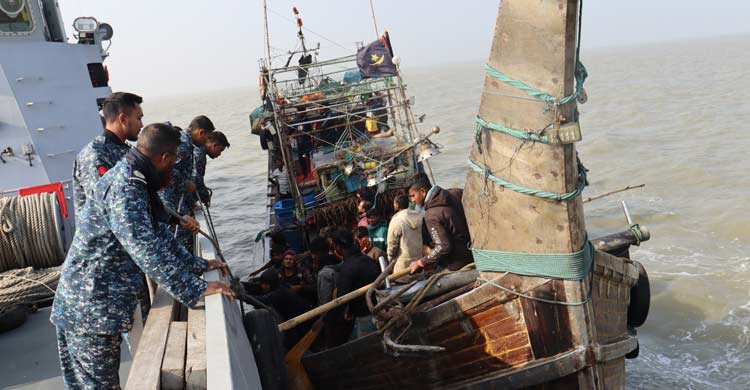 মিয়ানমারে ডিজেল-সিমেন্ট পাচারকালে বঙ্গোপসাগরে নৌকাসহ আটক ১১