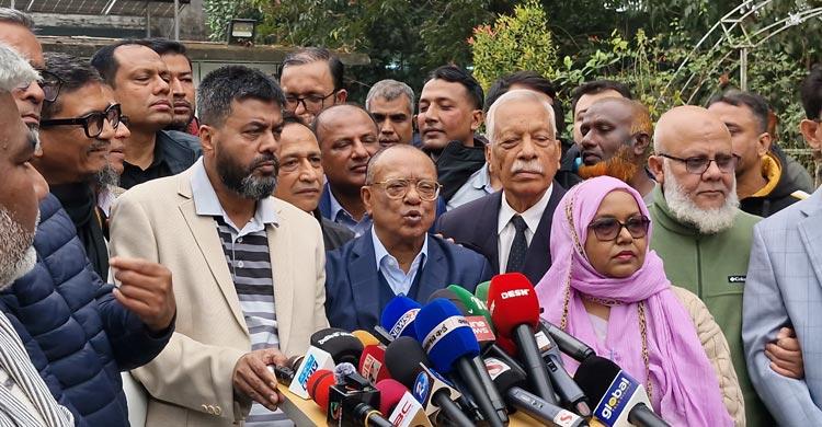 ফেনীতে খালেদা জিয়ার পক্ষে মনোনয়নপত্র জমা দিলেন নেতাকর্মীরা