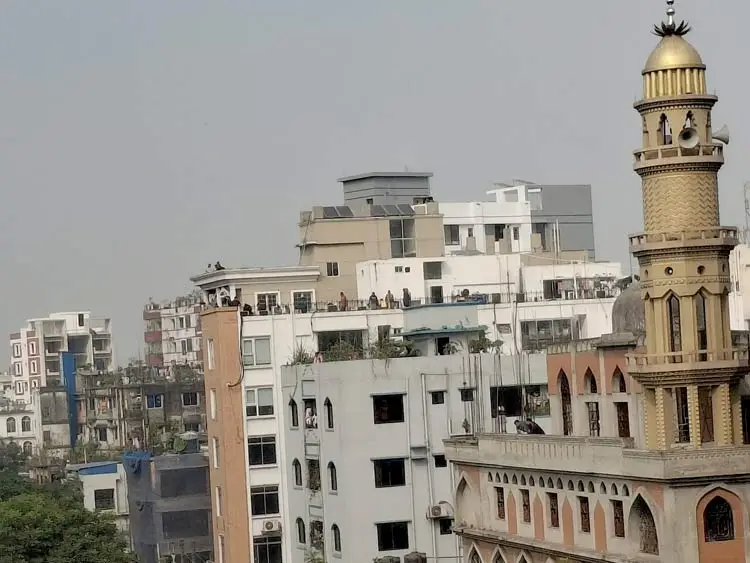 খালেদা জিয়ার জানাজায় ভবনের ছাদেও অংশ নেন অনেকে