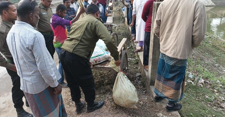 &lrm;সরকারি পুকুরের মাছ ভাগাভাগি করে নিলেন ইউএনও-কর্মকর্তারা