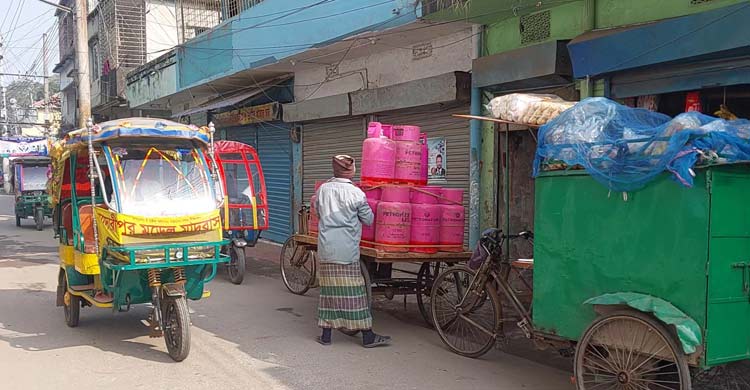মাদারীপুরে ১৩০০ টাকার সিলিন্ডার বিক্রি হচ্ছে দুই হাজারে