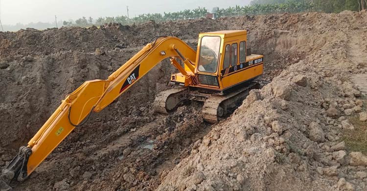 ধানি জমি ধ্বংস করে অবাধে পুকুর খনন, জলাবদ্ধতায় হাজারো কৃষক