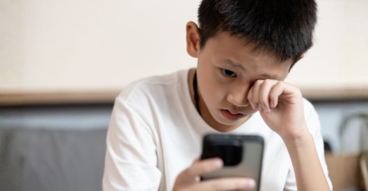 অনলাইনে খারাপ অভিজ্ঞতা হলে কীভাবে সন্তানের পাশে দাঁড়াবেন