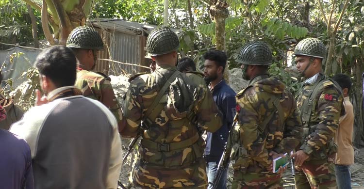 মাটি খুঁড়তে গিয়ে মিললো পরিত্যক্ত দুটি গ্রেনেড