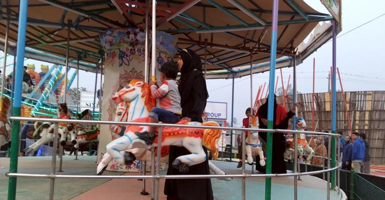 বাণিজ্য মেলার মিনি পার্কে শিশুদের উচ্ছ্বাস