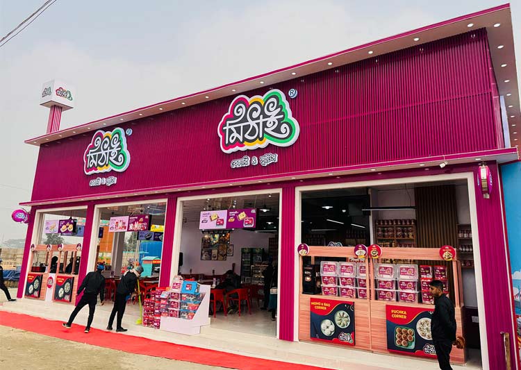 বৈচিত্র্যময় খাবারের স্বাদ নিতে টেস্টি ট্রিট ও মিঠাই&rsquo;র স্টলে ভিড়