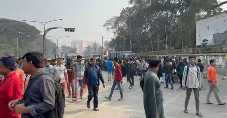 টেকনিক্যাল ও সায়েন্সল্যাব মোড়ে সাত কলেজ শিক্ষার্থীদের অবস্থান