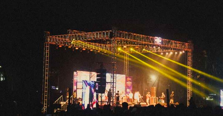 বিনামূল্যে সিগারেট বিতরণ ঘিরে সমালোচনা তুঙ্গে