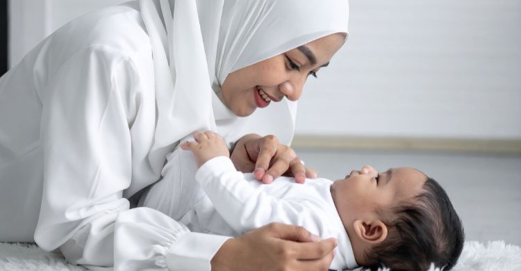 শিশু কোলে নিয়ে মায়ের গান শুধু আদর নয়, জানুন পেছনের বিজ্ঞান