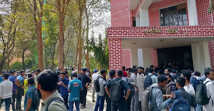 সঠিক সময় শাকসু নির্বাচন চেয়ে প্রশাসনিক ভবনে তালা